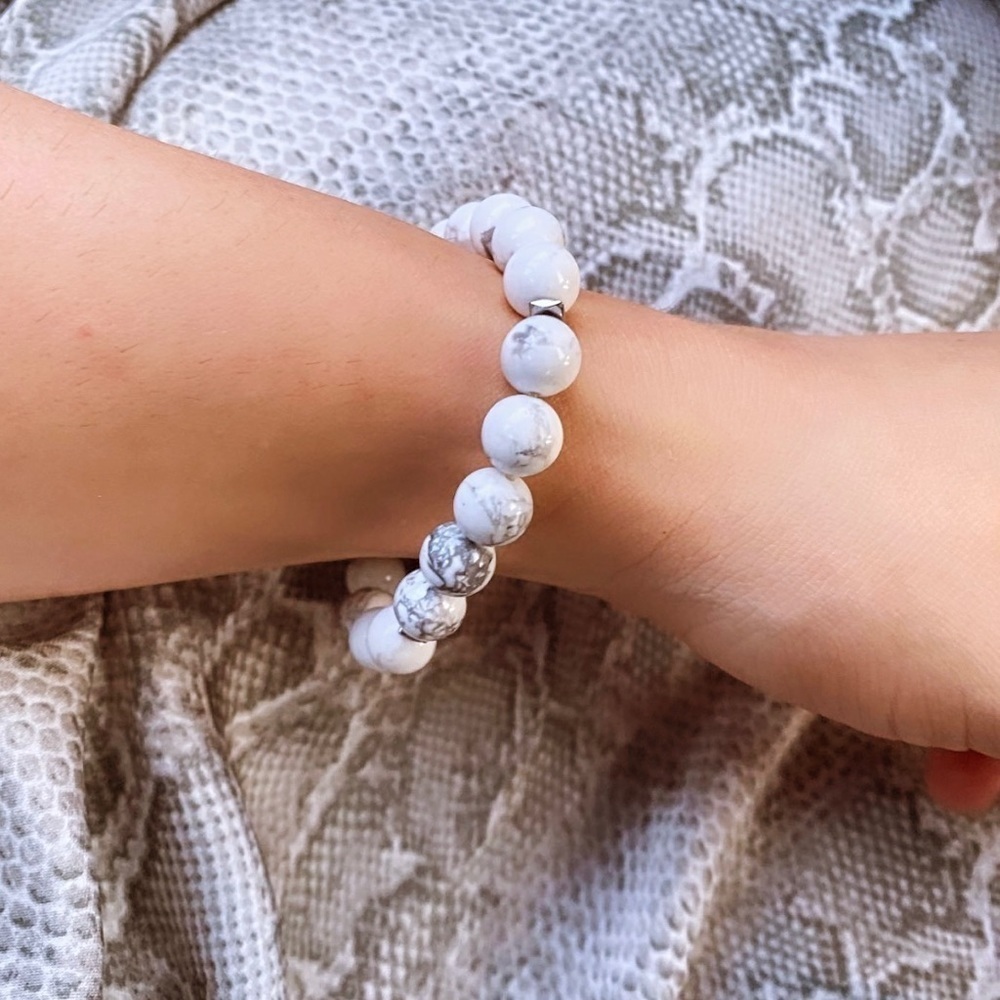 𝅺white howlite stretch bracelet